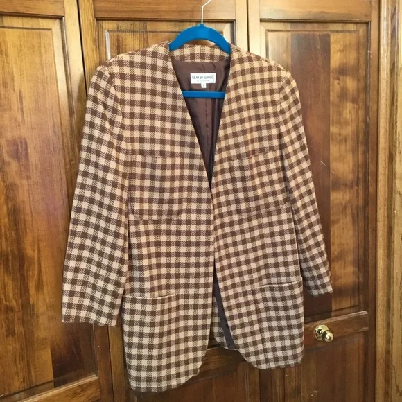 Giorgio Armani blazer, size 4, 4 pockets, open front, medium padding, split tail - Picture 1 of 3